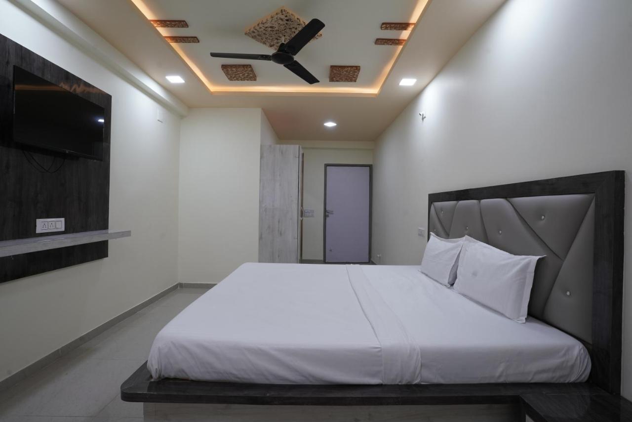 Hotel Ggc Inn Ахмедабад Экстерьер фото